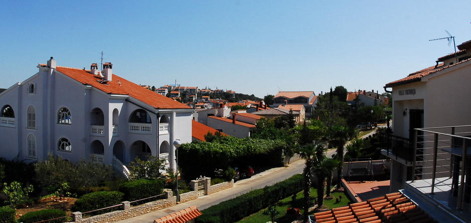 Blick von der Terrasse in den Ort Pjescana Uvala